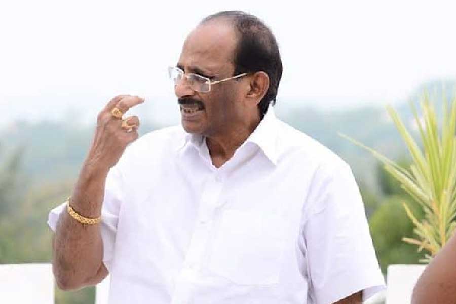 টান টান গল্প লেখার আরও একটি কৌশল জানিয়েছেন বিজয়প্রসাদ। সফল চিত্রনাট্যকারের পরামর্শ, ‘‘সাজিয়ে-গুছিয়ে মিথ্যে বলতে হবে। আর সেই মিথ্যেকেই এমন ভাবে পরিবেশন করতে হবে, যাতে সত্যি মনে হয়। যিনি যত ভাল মিথ্যে বলতে পারবেন, তিনি তত বড় গল্পকার।’’