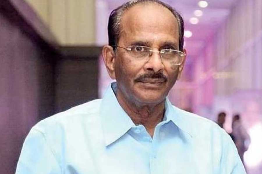 এগুলোই কি তবে তাঁর এমন বক্স অফিসে সফল গল্প লেখার গোপন কথা? নাহ, বিজয় বলেছেন, ‘‘এ সব ছাড়াও আছে। প্রথমত আমি গল্প লিখি না, গল্পের উপর হিটলারের মতো একনায়কত্ব চালাই। আর দ্বিতীয়ত, আমি নিজের সবচেয়ে বড় সমালোচক। মনে করি, এটা করতে পারলে যে কেউ অনেক দূর পর্যন্ত যেতে পারবে।’’