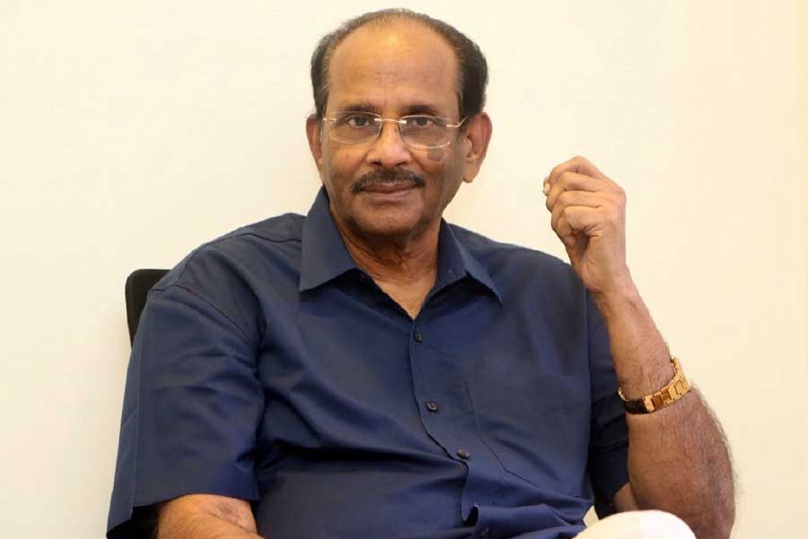 বিজয়প্রসাদ এখন দেশের রাজ্যসভার সাংসদ। তাই এক সাংবাদিক আচমকাই তাঁকে প্রশ্ন করেছিলেন, মিথ্যে বলা, গল্প চুরি, গল্পের উপর হিটলারি— তাঁর গল্প লেখার সঙ্গে কি কোনও ভাল জিনিসের সম্পর্ক নেই?