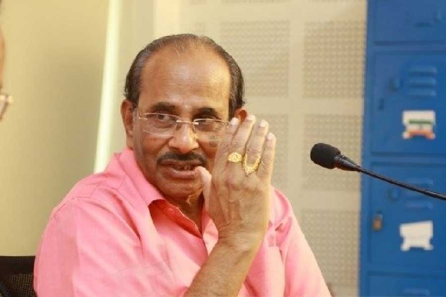 গল্পকারের জবাব, ‘‘আছে তো। মহাত্মা গান্ধী আমার সবচেয়ে বড় অনুপ্রেরণা...।’’ শুনে সাংবাদিক ধাতস্থ হওয়ার আগেই অবশ্য জবাব বদলেও নিলেন তিনি।