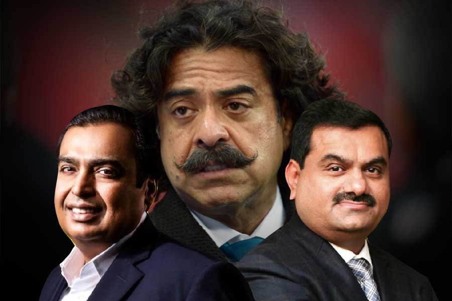 ভারতের ধনকুবের মুকেশ অম্বানী এবং গৌতম আদানি শুধু ভারতের নয়, এই মুহূর্তে বিশ্বের অন্যতম সেরা ধনীদের তলিকায় নাম তুলেছেন। সম্পত্তির পরিমাণে সম্প্রতি বড় অম্বানীকে ছাপিয়ে গিয়েছেন আদানি। বর্তমানে আদানি বিশ্বের সবচেয়ে ধনীদের তালিকায় তিন নম্বরে। অম্বানী রয়েছেন ১১ নম্বরে। বর্তমানে আদানির মোট সম্পত্তির পরিমাণ ১০ লক্ষ ৯৪ হাজার কোটি টাকা। মুকেশের মোট সম্পত্তি ৭ লক্ষ ৪৮ হাজার কোটি টাকার। ভারতের ধনকুবেরদের বিষয়ে জানলেও প্রতিবেশী পাকিস্তানের ধনকুবেরদের ব্যাপারে জানেন না অনেকেই। যদিও সম্পত্তির নিরিখে ভারতীয় শিল্পপতিরা পাকিস্তানের শিল্পপতিদের বলে বলে গোল দেবেন।