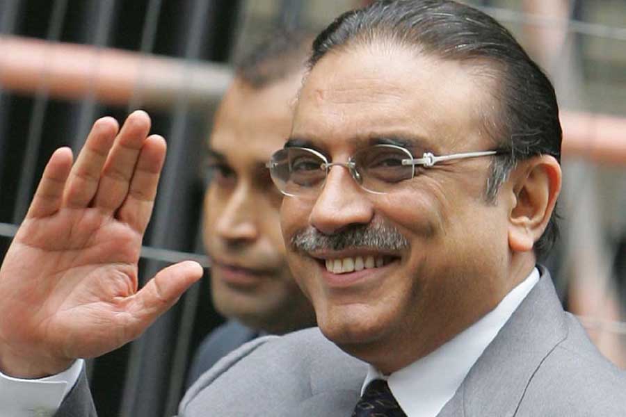 পাকিস্তানের বিভিন্ন সংস্থায় বিনিয়োগ রয়েছে জারদারির। এ ছাড়াও বিভিন্ন কৃষিভিত্তিক শিল্পের মালিকানাও রয়েছে জারদারির অধীনে। ৬৭ বছর বয়সি জারদারির মোট সম্পত্তির পরিমাণ ১৪ হাজার ৭১৮ কোটি টাকা।