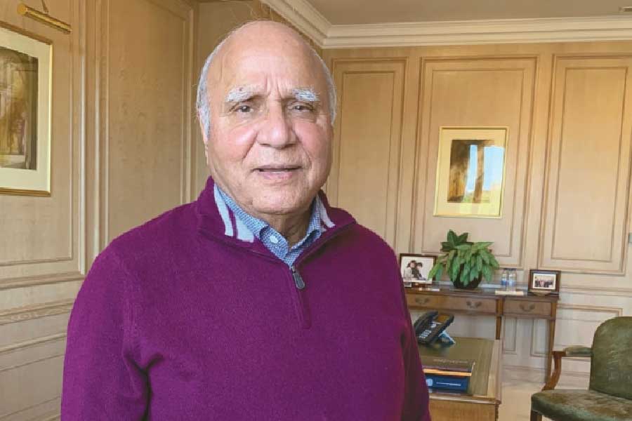 পাকিস্তানের চতুর্থ ধনী ব্যক্তির নাম আনওয়ার পারভেজ। তিনি বেস্টওয়ে গোষ্ঠীর প্রতিষ্ঠাতা এবং চেয়ারম্যান। বেস্টওয়ে গোষ্ঠী সে দেশের দ্বিতীয় বৃহত্তম সিমেন্ট উৎপাদনকারী। ব্রিটেনেও একাধিক ব্যবসা রয়েছে পারভেজের।