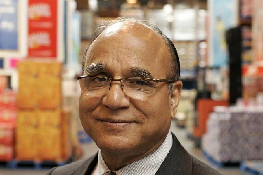 পারভেজ পাকিস্তানের ইউনাইটেড ব্যাঙ্ক লিমিটেডের ডেপুটি চেয়ারম্যান। বিভিন্ন ব্যবসায় বিনিয়োগও করেন তিনি। পারভেজের মোট সম্পত্তির পরিমাণ ১২ হাজার ২৬৫ কোটির।