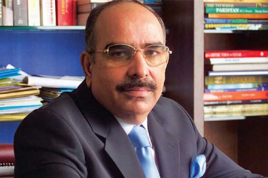 মালিক রিয়াজ় হোসেন পাকিস্তানের অন্যতম বিখ্যাত ব্যক্তিত্ব। তিনি আছেন ধনী-তালিকার নবম স্থানে। তিনি পাকিস্তানের সেরা এবং বৃহত্তম রিয়েল এস্টেট কোম্পানির মালিক। ২০১৪ সালের হিসাব অনুযায়ী রিয়াজ়ের মোট সম্পত্তির পরিমাণও প্রায় ৮ হাজার কোটি টাকা।