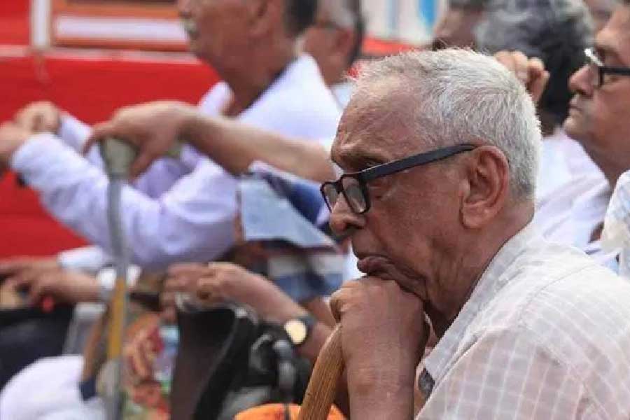 কয়েকটি সহজ পদ্ধতিতে বাড়ি থেকেই এই ‘লাইফ সার্টিফিকেট’ জমা করতে পারেন পেনশনভোগীরা। প্রয়োজন নেই ঘণ্টার পর ঘণ্টা ধরে ব্যাঙ্ক বা পোস্ট অফিসের লাইনে দাঁড়িয়ে ফর্ম তোলার বা জমা দেওয়ার।