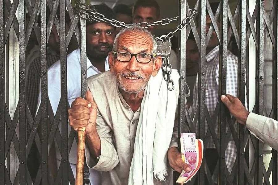 আধার এবং ১২ সংখ্যার পেনশন পেমেন্ট অর্ডারে একই মোবাইল নম্বর নথিভুক্ত থাকতে হবে।