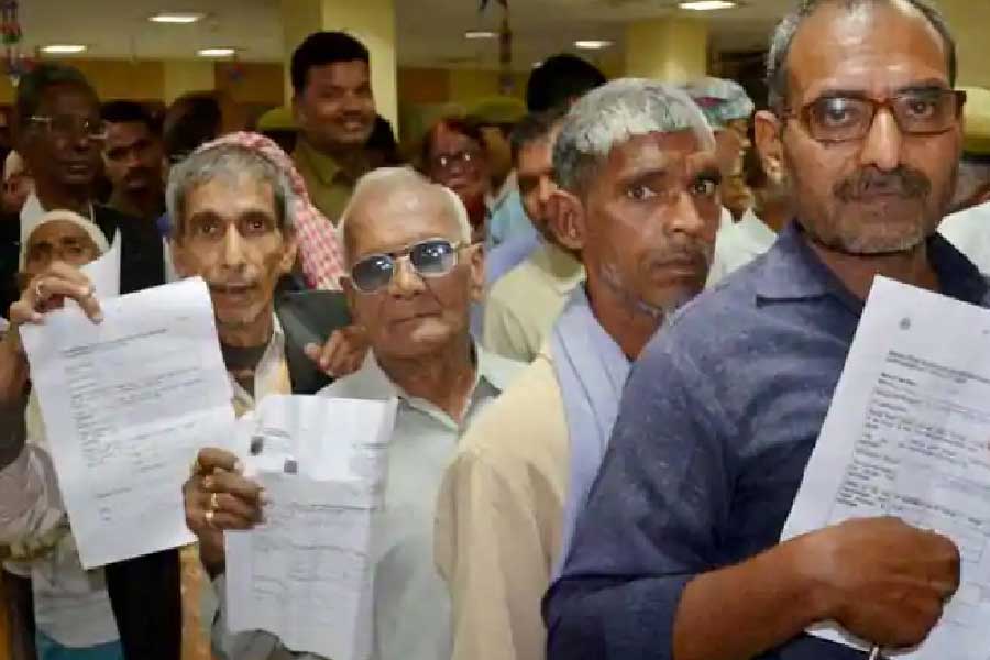  লাইফ সার্টিফিকেট তৈরি হলে এক জন পেনশন প্রাপক বাড়ি থেকেই অনলাইনে বা নির্দিষ্ট প্রতিষ্ঠানে গিয়ে ওই লাইফ সার্টিফিকেট জমা দিতে পারবেন।