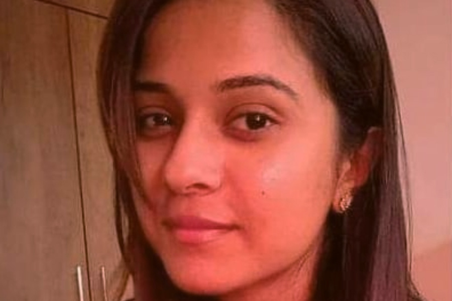 মুম্বইয়ের দাদরের একটি ফ্ল্যাটে বাবা-মায়ের সঙ্গে থাকতেন দিশা।