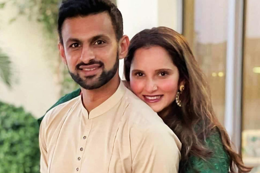 ভারতীয় টেনিস সুন্দরী সানিয়া মির্জা ও পাকিস্তানের ক্রিকেটার শোয়েব মালিকের ঘর কি সত্যি সত্যিই ভাঙছে? দুই ক্রীড়া তারকার দাম্পত্য জীবনে বিচ্ছেদের জল্পনায় মশগুল গোটা দুনিয়া। গত কয়েক দিন ধরেই সানিয়া ও শোয়েবের বিবাহবিচ্ছেদের জল্পনা বিস্তর জল-হাওয়া পেয়েছে। 