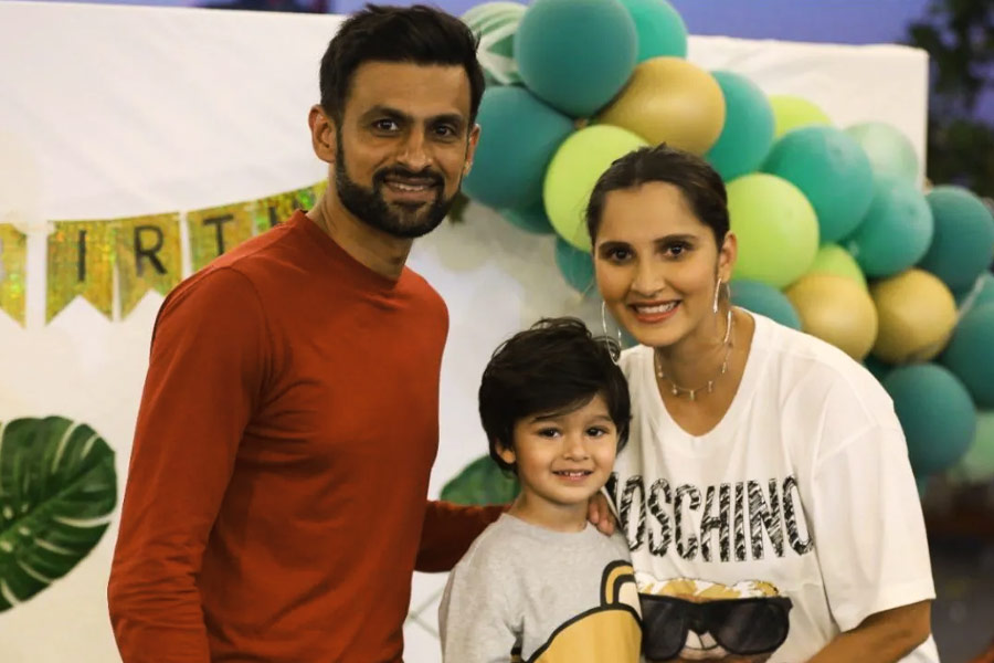 যদিও বিচ্ছেদের গুঞ্জন নিয়ে এখনও পর্যন্ত কেউই মুখে রা কাড়েননি। বরং তাঁদের নীরবতা ও নানা মন্তব্য এই জল্পনায় আরও অক্সিজেন জোগাচ্ছে। 