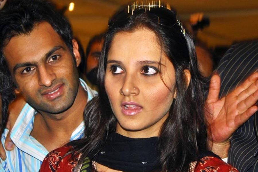 সানিয়ার উদ্দেশে শোয়েব এক সাক্ষাৎকারে বলেছেন, ‘‘আমি তোমায় বিয়ে করে তোমার চেয়ে বড় ঝুঁকি নিয়েছি।’’