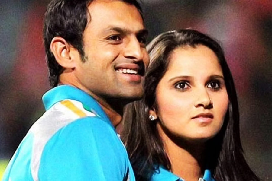 দুই তারকার সংসার ভাঙনের জল্পনা যখন তুঙ্গে, সেই আবহে সানিয়াকে বিয়ের প্রসঙ্গে যে ভাবে ‘ঝুঁকি’র কথা বললেন শোয়েব, তা নিঃসন্দেহে এই পর্বে নতুন মাত্রা যোগ করেছে। 