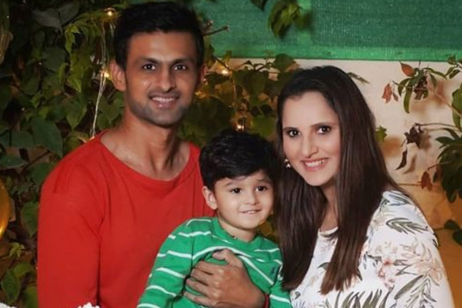 তবে সানিয়া সম্পর্কে এই মন্তব্য খুব ‘সিরিয়াস’ ভাবগতিক নিয়ে যে শোয়েব করেছেন তা নয়। এমনকি, শোয়েব যখন এই মন্তব্য করছেন, তখন তাঁর পাশেই বসে রয়েছেন স্বয়ং সানিয়া। 