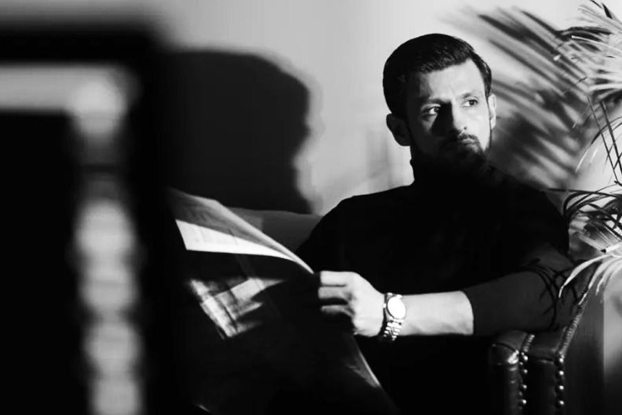  ওই ভিডিয়োতেই নানা প্রশ্নের মুখোমুখি হন সানিয়া ও শোয়েব। তেমনই একটি প্রশ্ন করা হয়েছিল যে, কে বেশি ঝুঁকি নিতে প্রস্তুত? তার উত্তর দিতে গিয়ে সানিয়া নিজের দিকেই আঙুল দেখিয়ে বোঝান যে তিনিই বেশি ঝুঁকি নিতে তৈরি। আবার শোয়েবও সানিয়ার দিকে তাকান। তার পর অবশ্য মজাচ্ছলেই সানিয়া প্রসঙ্গে ওই মন্তব্য করেন শোয়েব। 