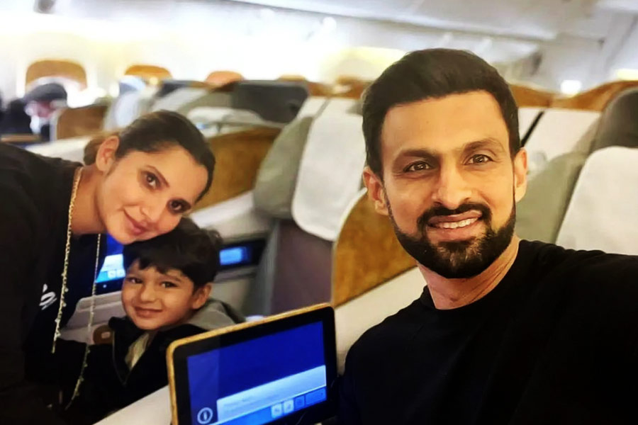 শোয়েবের ওই কথা শুনে অবশ্য হেসেছেন সানিয়া। হাসতে হাসতেই টেনিস তারকা বলেছেন, ‘‘নিশ্চিত ভাবে আমিই ঝুঁকি নিয়েছি।’’