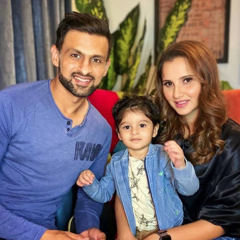 বিচ্ছেদের জল্পনার আবহে সানিয়া ও শোয়েবের এমন খুনসুটিপনা দেখে মজেছেন তাঁদের ভক্তরা। এমনকি, অনেকেই ফিসফাস করছেন যে, তা হলে কি দু’জনের মধ্যে ঝামেলা মিটে গিয়েছে! আবার কেউ ভাবছেন, সবটাই নাকি ‘চমক’। 