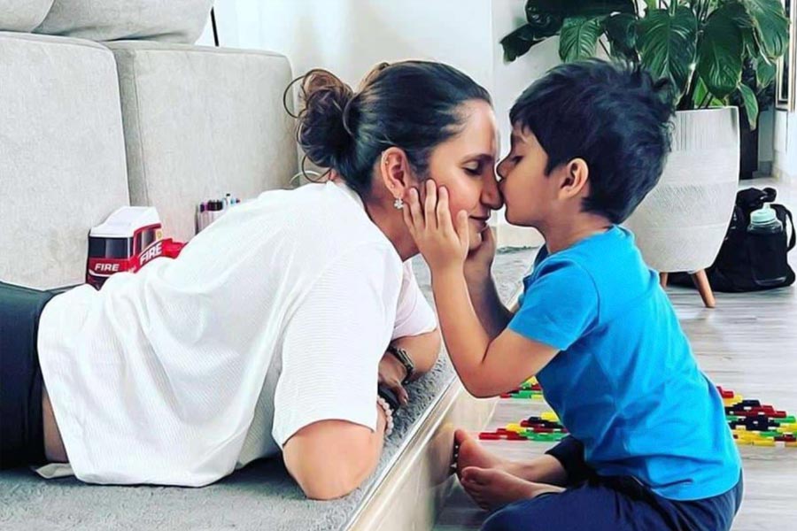  সানিয়া ও শোয়েবের একমাত্র সন্তান ইজহান। বাবা না মা, কে বেশি ইজহানের পছন্দ, জানতে চাওয়া হলে, শোয়েব দাবি করেন, ছেলে নাকি তাঁকেই বেশি পছন্দ করেন। আবার সানিয়া পাল্টা বলেছেন, ‘‘হতেই পারে না। আমিই ওর বেশি প্রিয়।’’