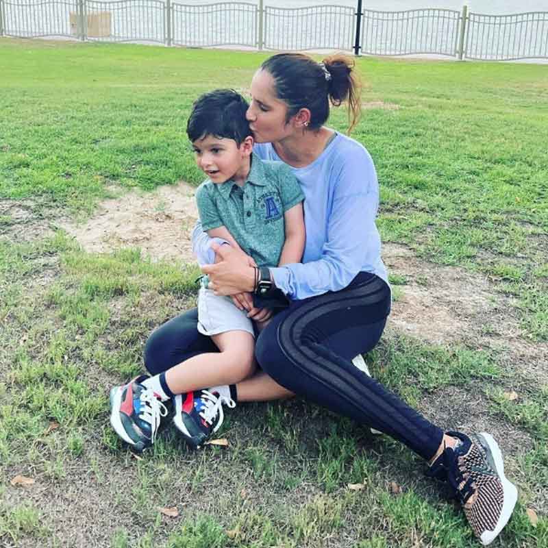  দুবাইয়ে বাবা, মা ও বোনের সঙ্গে জন্মদিন পালন করতে দেখা গিয়েছে সানিয়াকে। কিন্তু সেখানে দেখা যায়নি শোয়েবকে। এই ছবি আনন্দবাজার অনলাইনের হাতে এসেছিল। যা এই জল্পনাকে আরও বাড়িয়ে দেয়। 