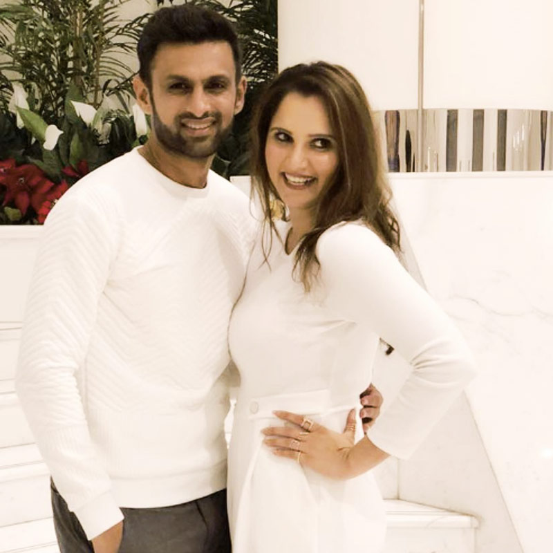 এর মধ্যেই সানিয়া ও শোয়েবের সাক্ষাৎকার প্রকাশ্যে এল। যেখানে ছত্রে ছত্রে ধরা পড়ল দু’জনের খুনসুটি। চোখেমুখে হাসি। খ্যাতনামীদের নিয়ে অনেক জল্পনাই চলে। তা হলে কি এটাও সে রকমই কোনও এক জল্পনা, নাকি ‘আগে আগে দেখো হোতা হ্যায় ক্যয়া’ গোছের কিছু? আগামী দিনেই হয়তো এই ধোঁয়াশা কাটবে। 