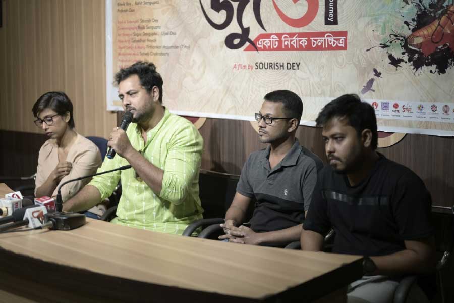 প্রেক্ষাগৃহে মুক্তির অনুমতি পায়নি পরিচালক সৌরিশ দে-র স্বল্প বাজেটের স্বাধীন ছবি ‘জুতো’। 