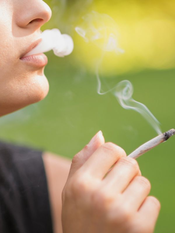 সৌন্দর্য তো বটেই, কালচে ঠোঁঁটের প্রভাব পড়ে ব্যক্তিত্বেও। লেসার ট্রিটমেন্ট ছাড়াও কিছু ঘরোয়া উপায় রয়েছে যাতে সহজেই রেহাই পাওয়া যায় এই বিড়ম্বনা থেকে। বিয়ের ঠিক আগে জেনে নিন, কী কী রয়েছে এই ঘরোয়া কৌশলের তালিকায়। 