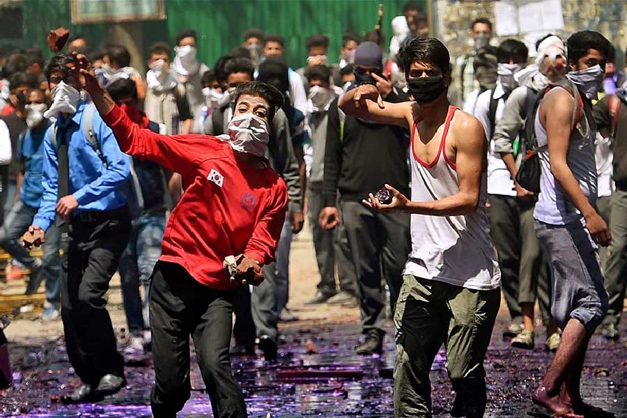 যত বারই মুখোমুখি লড়াই হয়েছে, তত বারই ভারতীয় সেনার হাতে নাস্তানাবুদ হয়েছে পাকিস্তান। মুখোমুখি লড়াইয়ে হেরে তাই পিছনের দরজা দিয়ে কাশ্মীরের তরুণ প্রজন্মের ক্ষতি করতে চাইছে পাকিস্তান।