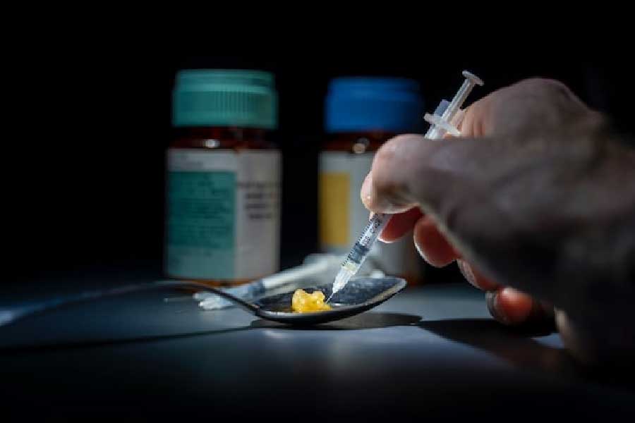 সেই ভুলভুলাইয়ার পাকে এক বার পড়লে আর ফেরার পথ খুঁজে পাওয়া মুশকিল। তখন চারপাশে যা-ই হোক না কেন,  ভুলভুলাইয়ার পথিক তার চোরাগলির ধাঁধায় ঘুরে মরতে থাকে।