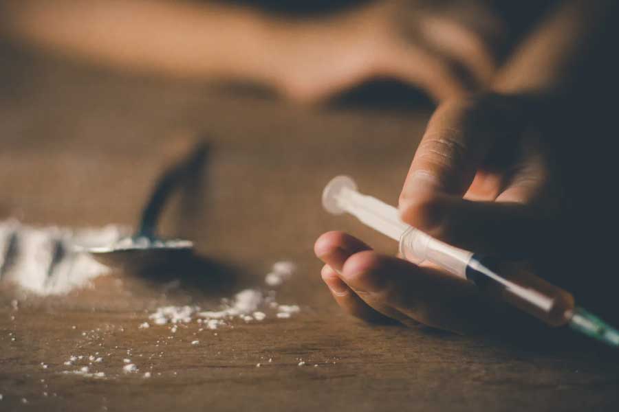 কিন্তু কিসের ভুলভুলাইয়া? তার ব্যাখ্যা দিতে গেলে একটি সমীক্ষা এবং তাতে প্রকাশ্যে আসা পরিসংখ্যান জানতে হবে। তাতে বলা হয়েছে মাদক সেবনের নিরিখে এই মুহূর্তে দেশে পঞ্চম স্থানে রয়েছে ভূস্বর্গ।