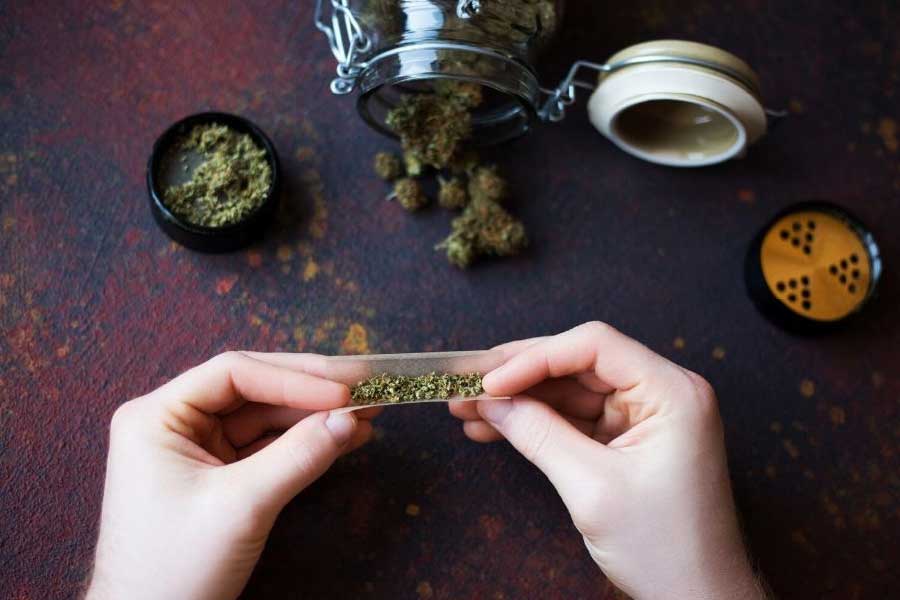 অর্থাৎ লক্ষ্য কাশ্মীর। কৌশলে তরুণ প্রজন্মকে দুর্বল করে দেওয়া। আর সময় মতো সেই দুর্বলতার সুযোগ নেওয়া— এ ভাবেই বিষয়টিকে দেখছেন বিশেষজ্ঞরা। 