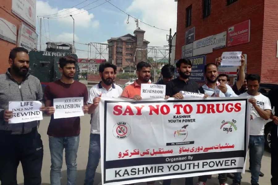 তাঁরা বলছেন কাশ্মীরকে যে ভাবে হোক এই মায়াজালের মোহ ছিঁড়ে বেরোতেই হবে। ভূস্বর্গের পথে পথে তাই বার হচ্ছে মাদক-বিরোধী মিছিল। কিন্তু তাতে কাজ হচ্ছে কি?