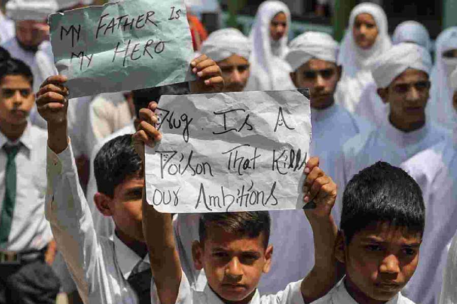 পুলিশ বলছে, হচ্ছে না। বরং নেশায় আসক্ত কাশ্মীরের তরুণ প্রজন্মকে সামলানো মুশকিল হয়ে যাচ্ছে মাঝে মধ্যে। সমস্যার গভীরতা বুঝে যত দিন না এই প্রজন্ম নিজেরা বুঝতে পারছেন তাঁদের কী করা উচিত,  তত দিন এর সমাধান খুঁজে পাওয়া প্রায় অসম্ভব।