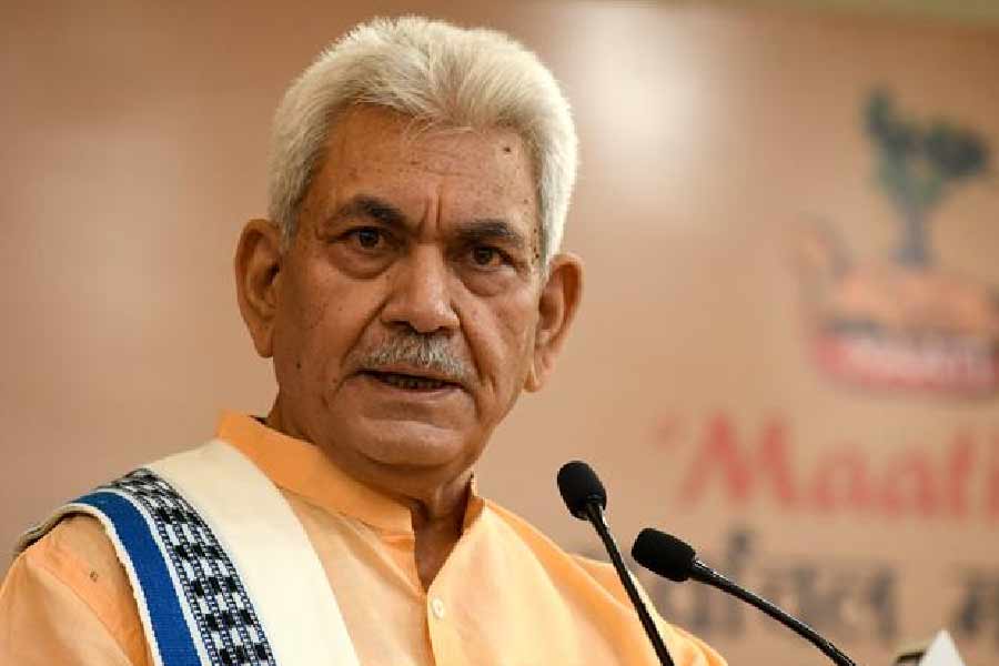 সম্প্রতিই মাদক-সন্ত্রাসের কথা শিকার করেছেন কাশ্মীরের রাজ্যপাল মনোজ সিংহও। তিনি বলেছেন, এ ভাবেই পাকিস্তান ক্ষতবিক্ষত করছে কাশ্মীরের ভবিষ্যৎ তথা তরুণ প্রজন্মকে। 