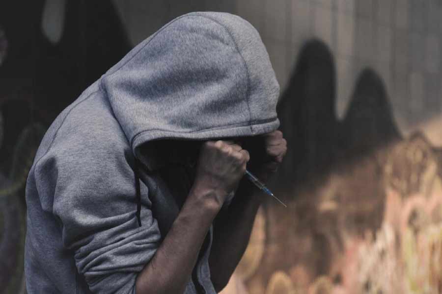 যে রাজ্যে তরুণদের চাকরি বা কাজ পাওয়ার সমস্যা রয়েছে,  সেখানে স্বাভাবিক ভাবেই ভাল থাকার বিকল্প পথ খুঁজে নেবেন তাঁরা।