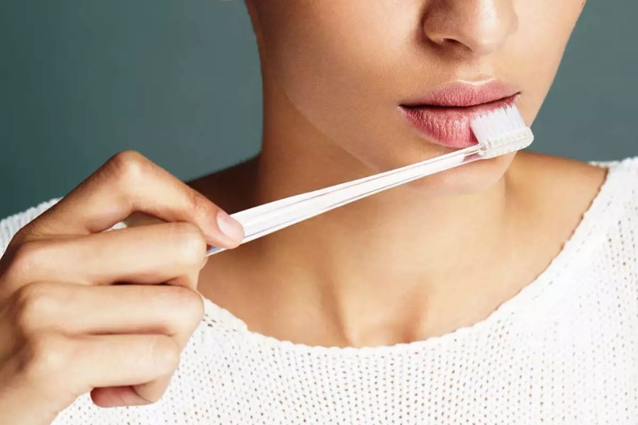 ঠোঁটের যত্নে ব্রাশও কাজে আসতে পারে। ঠোঁটে সামান্য পেট্রোলিয়াম জেলি লাগিয়ে ব্রাশ দিয়ে হাল্কা করে ঘষতে থাকুন। পাঁচ মিনিট পরে জল দিয়ে ধুয়ে নিন। পেট্রোলিয়াম জেলি ব্যবহার করুন আর এক বার। 