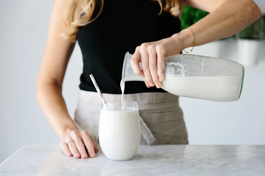 ল্যাকটিক অ্যাসিড ঠোঁট উজ্জ্বল করে। তাই খানিকটা কাঁচা দুধ তুলোয় করে নিয়ে ঠোঁটে ঘষে নিন। শুষ্ক ত্বক উঠে যায় এতে।