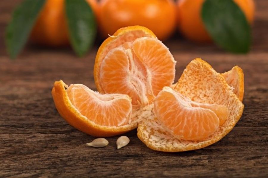 অনেক ক্ষেত্রে ঠোঁটের পরিচর্যায় কমলালেবুর বীজ কার্যকরী হয়ে ওঠে। কমলালেবু খাওয়ার সময়ে বীজগুলি রেখে দিন। এগুলি দিয়ে ঠোঁট পরিষ্কার করুন নিয়মিত।