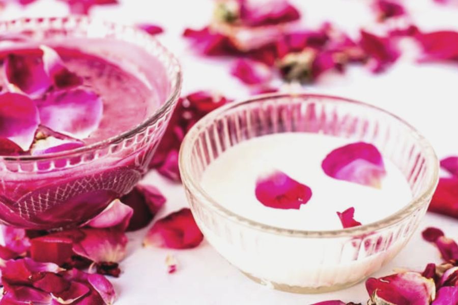 দুধের মধ্যে কয়েকটি গোলাপের পাপড়ি রেখে তাতে গ্লিসারিন ও মধু মিশিয়ে নিন। ঠোঁটে এই প্রলেপটি মেখে রাখুন ১৫ মিনিটের মতো। তার পরে দুধ দিয়ে ঠোঁট মুছে ফেলুন। এই প্রক্রিয়ায় যত্ন নিতে পারেন প্রতিদিন। 