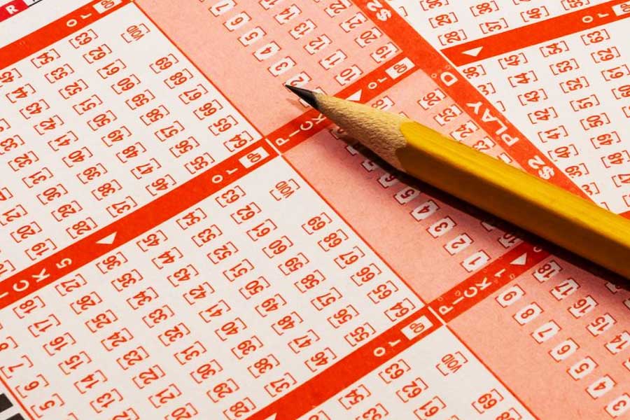 মা যে অন্য কারও সঙ্গে সম্পর্কে রয়েছেন তা জানতেন, মানিতের ছেলে। 