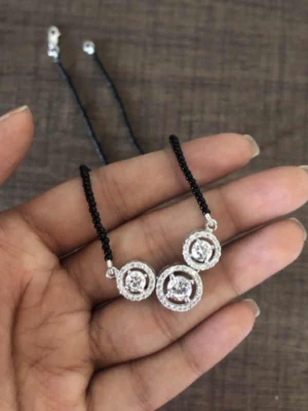 মাল্টি সার্কেল মঙ্গলসূত্র: সাবেক আর আধুনিক ডিজাইনের মেলবন্ধন। একটু অন্য ধরনের মঙ্গলসূত্র চাইলে এটি রাখতে পারেন তালিকায়। 