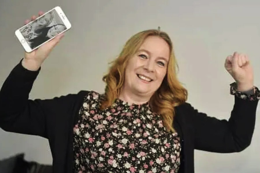 নিজের ফোন ফিরে পেয়ে উচ্ছ্বসিত ক্লেয়ার।