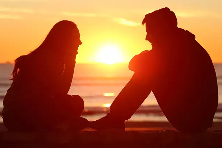 বিয়ে করে যে ভুল করেছেন, সেটাও কথায় কথায় স্বীকার করেন দু’জনে। মাসখানেক কথা বলার পর দু’পক্ষেরই মনে হয়, তাঁরা তাঁদের আদর্শ সঙ্গীকে খুঁজে পেয়েছেন।