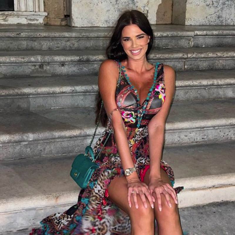 তবে কাতারের বিশ্বকাপ সংক্রান্ত পোশাকবিধিকে মাথায় রেখে ইভানাকে সেখানে যেতে হয়েছে আপাদমস্তক ঢেকে। 