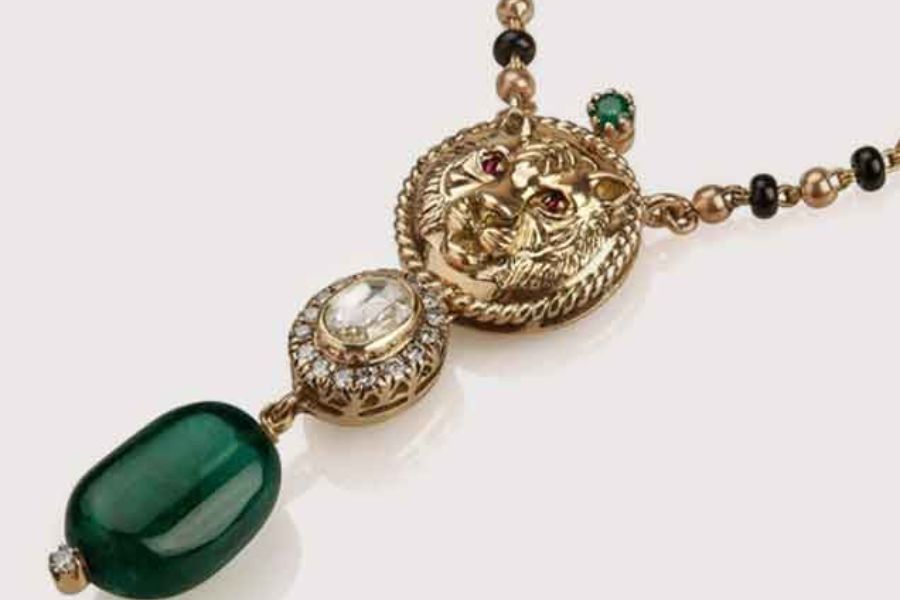 দ্য রয়্যাল বেঙ্গল মঙ্গলসূত্র: বিখ্যাত ডিজাইনার সব্যসাচী মঙ্গলসূত্রের এই অনন্য ডিজাইন তৈরি করেছেন। মূলত হিরে, পান্না ও রুবি দিয়ে এই ডিজাইন মঙ্গলসূত্র মহলে কিন্তু সাম্প্রতিকতম। 