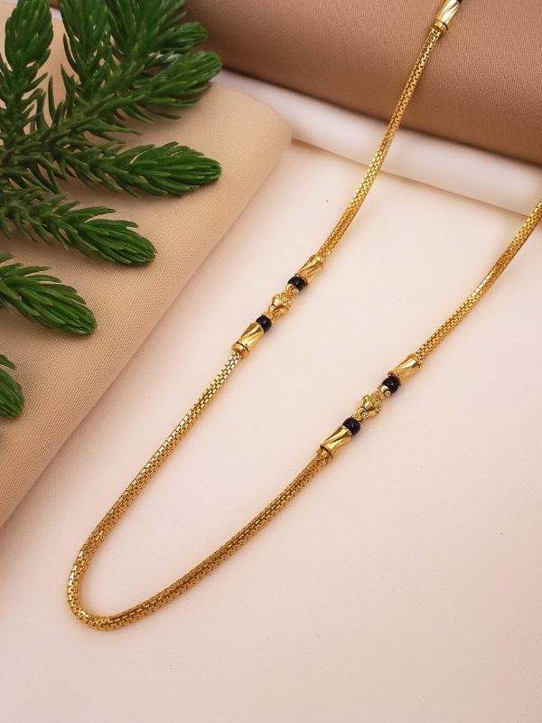 গোল্ড চেন মঙ্গলসূত্র: সোনার গয়নার সাবেক সাজ অনেকেরই প্রিয়। তাই সাধারণ মঙ্গলসূত্রের সঙ্গে সোনার হার জুড়ে দিয়ে তৈরি এই হার। একাধারে স্নিগ্ধ এবং ঐতিহ্যে মোড়া। 