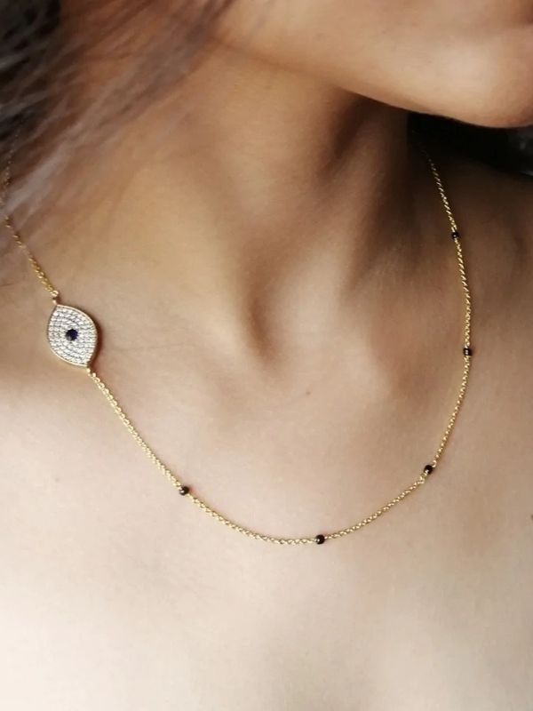 ইভিল আই মঙ্গলসূত্র: সম্প্রতি অন্দরসজ্জা, গয়না বা পোশাকে এই চোখের ডিজাইন বেশ জনপ্রিয়। মনে করা হয়, আশপাশের সমস্ত নেতিবাচক আবহ দূরে রেখে ইতিবাচক শক্তিকে আকর্ষণ করে এই চোখ। তাই মঙ্গলসূত্রের ডিজাইনেও জায়গা করে নিয়েছে এটি।