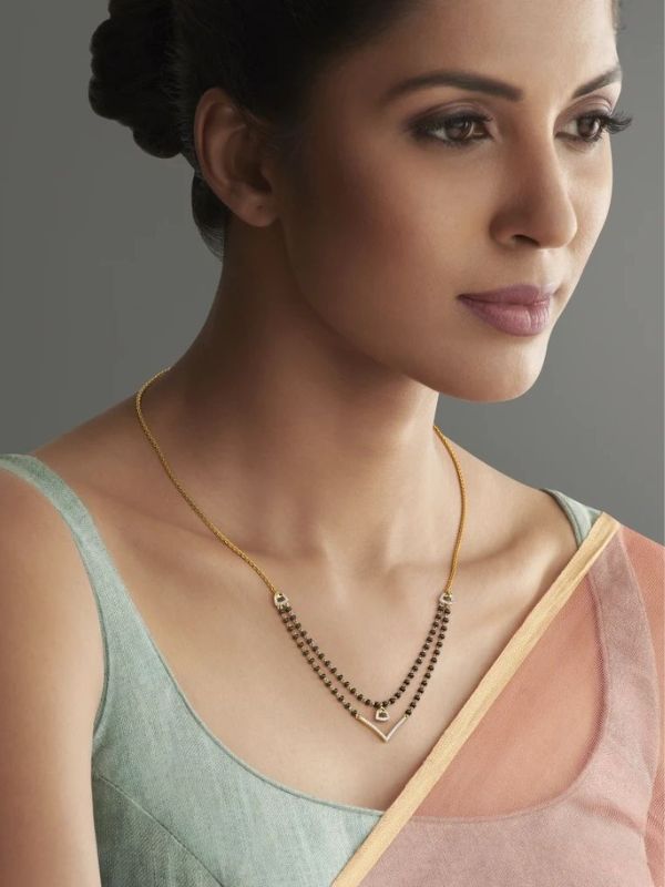 টু স্ট্রিং মঙ্গলসূত্র: ফিউশন সাজ চাইলে টু স্ট্রিং মঙ্গলসূত্রের কিন্তু বিকল্প নেই। পরতে পারেন যে কোনও পোশাকের সঙ্গে।