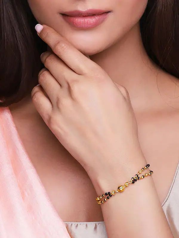 ব্রেসলেট মঙ্গলসূত্র: মঙ্গলসূত্রের নকশায় যেমন পরিবর্তন এসেছে, ঠিক তেমনই পরার ধরনেও এসেছে নতুনত্ব। গলার হার ছেড়ে মঙ্গলসূত্র পরতে পারেন ব্রেসলেট আকারে। আভিজাত্য এবং সাধারণ সাজের এক অনন্য মিশেল। পেয়ে যাবেন বিভিন্ন ধরনের ডিজাইন।  