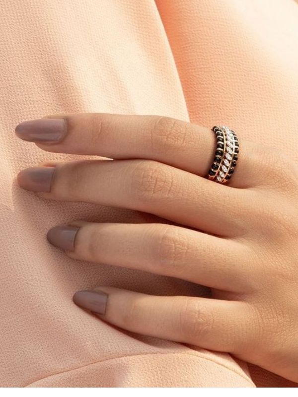 রিং মঙ্গলসূত্র: আকারে ছোট এবং হালকা মঙ্গলসূত্রেই স্বাচ্ছন্দ্য? তা হলে রিং মঙ্গলসূত্র একেবারে আপনার জন্যই। এই মঙ্গলসূত্র বর্তমানে ট্রেন্ড হয়ে উঠছে ক্রমশ।