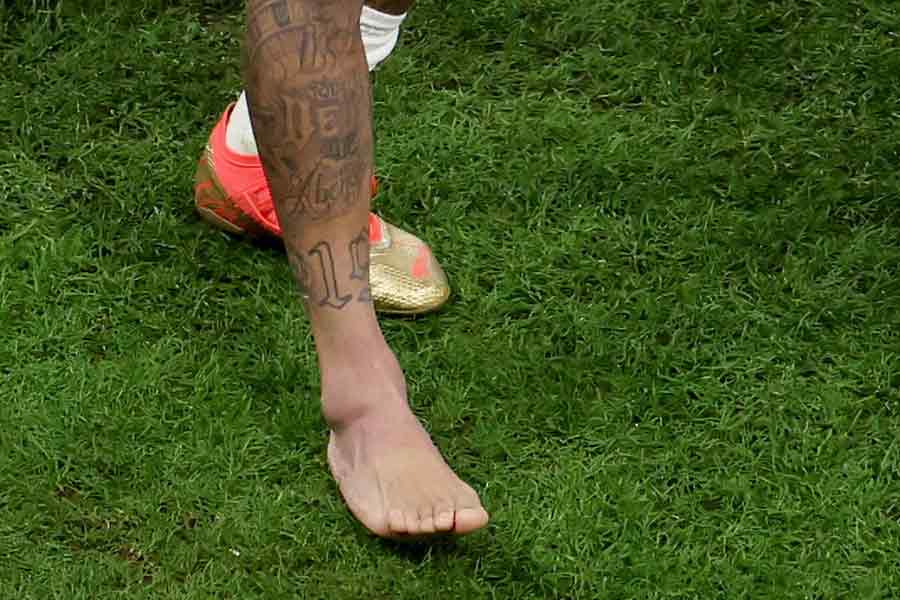 পা ফুলে গিয়েছে নেমারের।